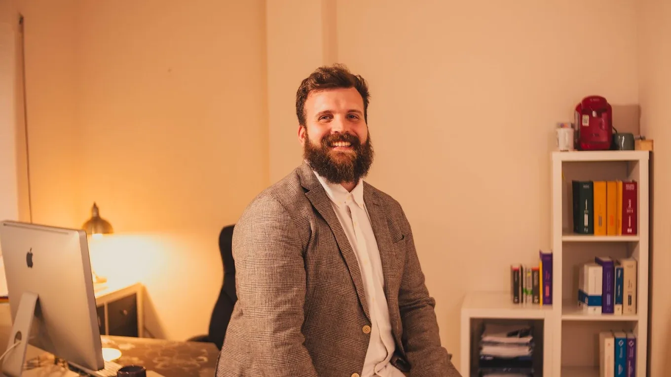 Daniel Valch Arias, abogado en Ciudad Real, en su despacho